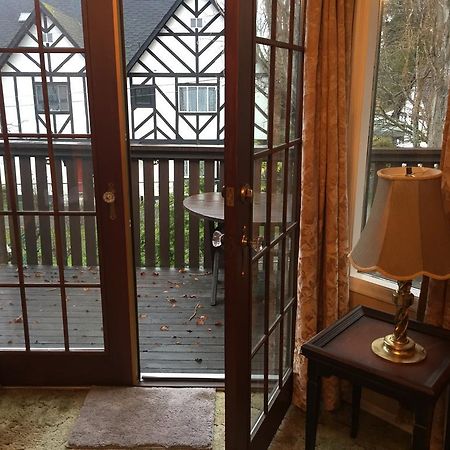 Hemingway'S By The Sea Bed & Breakfast Esquimalt Exterior photo
