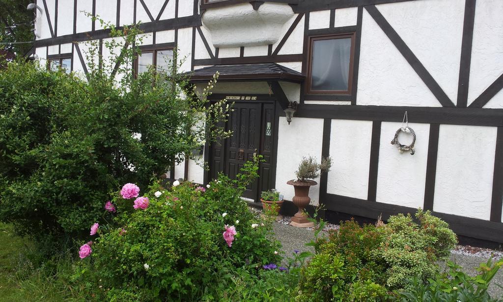 Hemingway'S By The Sea Bed & Breakfast Esquimalt Exterior photo