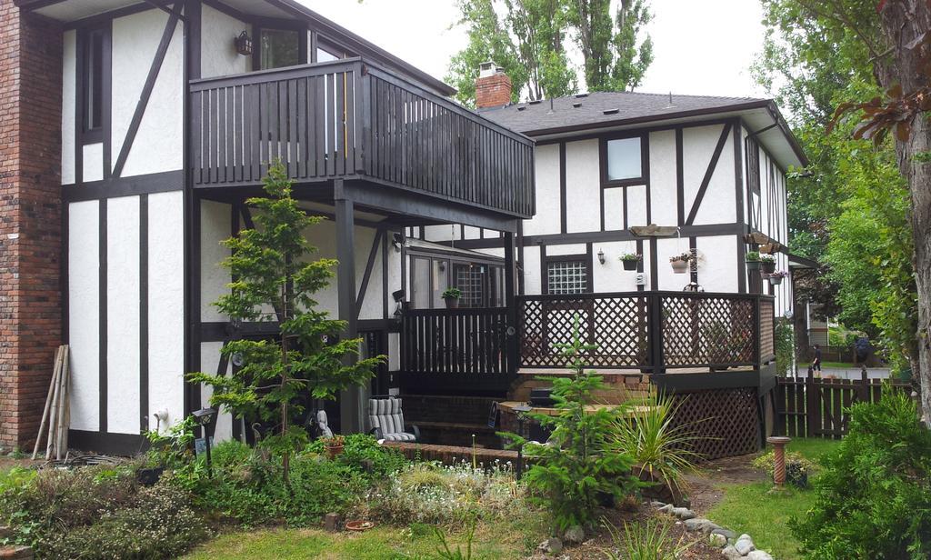 Hemingway'S By The Sea Bed & Breakfast Esquimalt Exterior photo