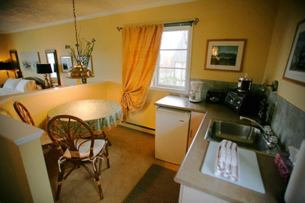 Hemingway'S By The Sea Bed & Breakfast Esquimalt Exterior photo