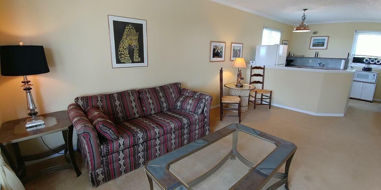 Hemingway'S By The Sea Bed & Breakfast Esquimalt Exterior photo